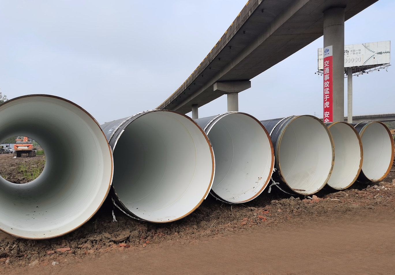 長江引水遷改工(gōng)程鋼管DN2200雙管成功穿越沿江高速公路(lù)